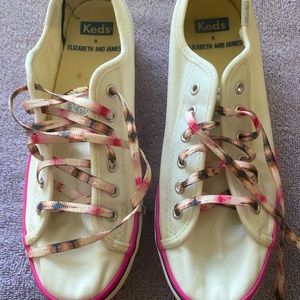 Womens a canvas lace up sneakers. Size 6
